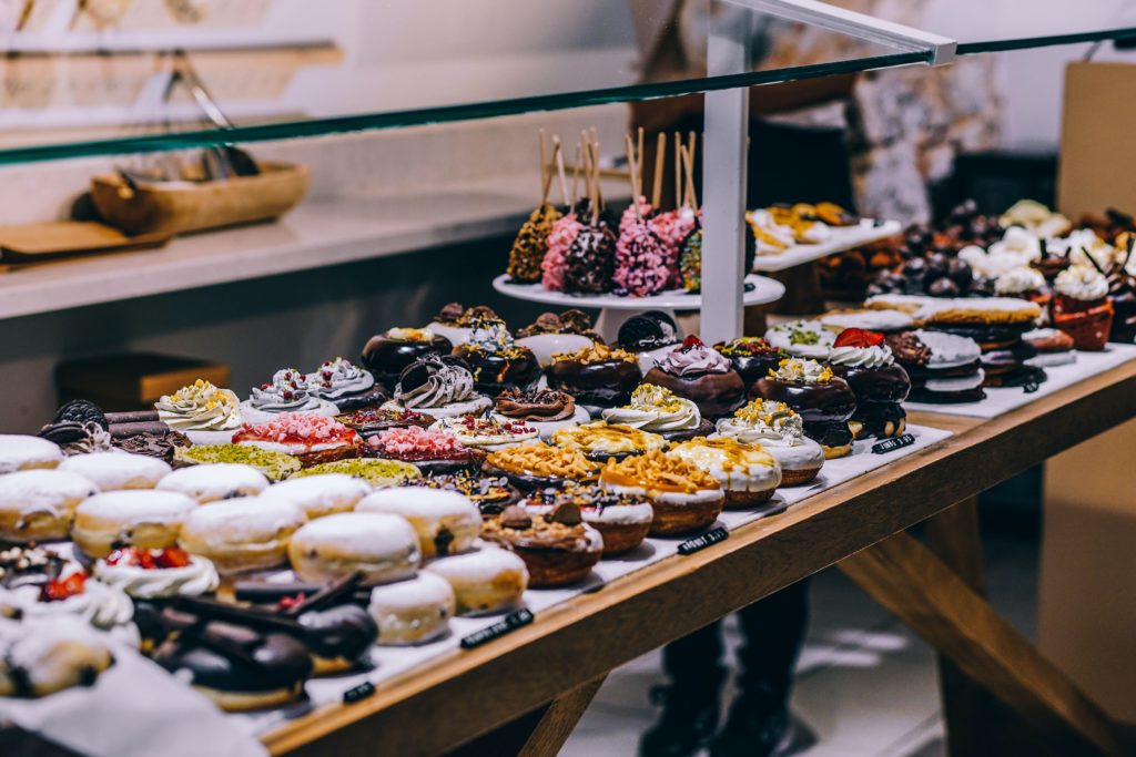 beau buffet d'une boulangerie traiteur